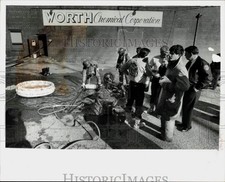 1990 Press Photo Firefighters & Haz Mat 13 crew wash of gear at Worth Chemical picture