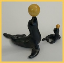 Vtg HAGEN RENAKER Set Of 2 Grey SEALS W/Yellow Balls - Mama & Baby Seal picture