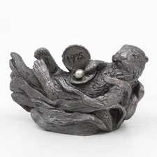 Michael Ricker PEWTER 1995 Sea Otter with Pearl 3.5