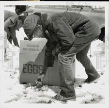 1984 Press Photo Juan Monroe Finds Egg at Daddy's Bruces Easter Egg Hunt picture