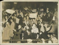1932 Press Photo Franklin Roosevelt's family among cheering crowd in New York. picture