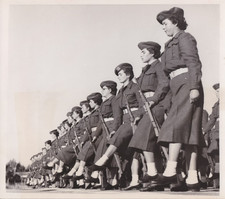 1957 Press Photo Women Soldiers in the Israeli Army During Graduation Exercises picture