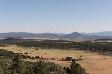Photo:Scenic Landscape Northeast California Mountain Valley View picture