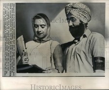 1964 Press Photo Mrs. Jerrie Mock & I. S. Vedi Discussing Her Plans at New Delhi picture
