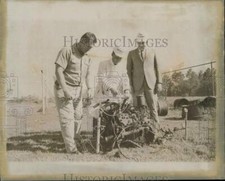 1968 Press Photo Members of the Metropolitan Bomb Squad inspecting an equipment picture