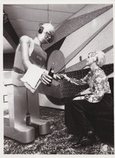 1981 Press Photo Ben Skora's Robot Arok with a Pepsi Cola Bottle picture