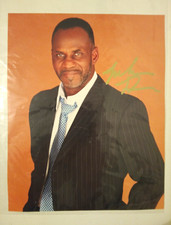 Julius Tennon Signed Color Photo Portrait - Green Signature Autograph picture