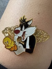 Sylvester Tweety Looney Tunes Logo Pin Badge Vintage Movie TV ANIMATED COMIC 96 picture
