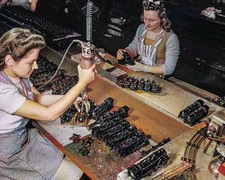 1942 American Flyer Toy Train Factory Woman Assembly Line Photo Print picture