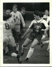 1991 Press Photo Brenna Bech & soccer teammates dedicates season to Thomas picture