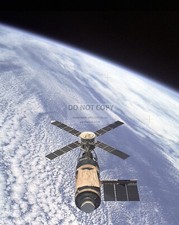 OVERHEAD VIEW OF SKYLAB ORBITAL WORKSHOP FROM SKYLAB 4 NAS 8x10 Photo Wall Decor picture