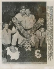 1957 Press Photo Dodger Carl Furillo with his family at Ebbetts Field, New York picture