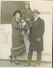 1924 Press Photo Retired boxer Johnny Dundee and wife aboard ship - kfx58988 picture