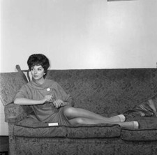Film star Joan Collins at her parents flat in Regent's Park 1958 OLD PHOTO 7 picture
