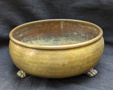 ANTIQUE S.W. FARBER NEW YORK HAMMERED BRASS TRI CLAWFOOT CACHEPOT JARDINIERE picture