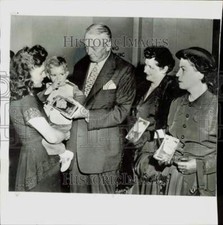 1952 Press Photo Dan Kimball gives award to families of slain troops, Washington picture