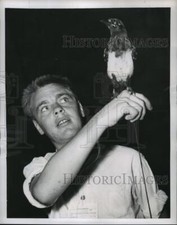 1953 Press Photo Cpl James Sweeney with bird who served as prison camp mascot picture