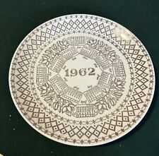 VINTAGE 1962 CALENDAR PLATE GOLD AND WHITE picture