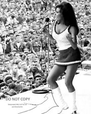 11X14 PHOTO - RAQUEL WELCH PERFORMS IN VIETNAM DURING A 1967 USO TOUR (BB-083) picture