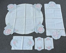 Beautiful MATCHING Set vintage embroidered Round table linen & Doilies 5 Pieces picture