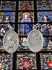 St Thérèse of Lisieux Medal - Patron Saint of Florists - 24