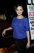 Rachael Leigh Cook in an 11