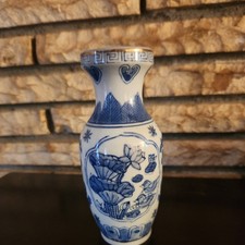 Vintage Chinoiserie Blue and White Porcelain Lotus Flowers and Bird Pattern Vase picture