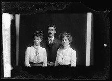 Photo:S.H. Dawson with Two Women Portrait c1901-1903 picture