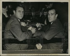 1940 Press Photo New York John Shipwreck Kelly, Dan Topping at draft board NYC picture