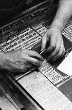 Man working a composing stick French newspaper Le Figaro printing - Old Photo 1 picture