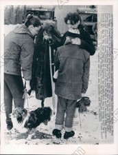 1964 Glennallen Alaska Homeless Family Evacuated After Earthquake Press Photo picture