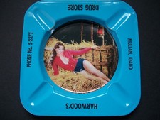 ❤️ 1950s Glamor Pinup Girl Photograph Tin Ashtray ❤️ Harwood's Drug Mullan Idaho picture