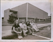 1975 Charlotte Nc Students Losing Summer Jobs Robin Barnes Teenagers Photo 8x10 picture