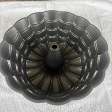 Wilton Heavy Duty Cast Alunimium Fluted Cake Bundt Pan EUC Baking Nonstick picture