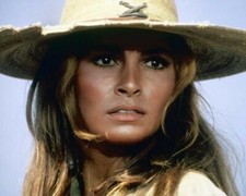Raquel Welch wears Mexican straw hat as Sarita 1969 100 Rifles 11x17 inch Poster picture
