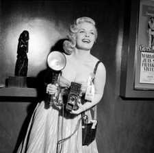 Cleo Moore poses with camera 1955 OLD MOVIE PHOTO picture