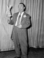 Italian actor comedian Erminio Macario performing a comic gag usin- Old Photo picture