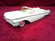 1960 BUICK INVICTA CONVERTIBLE 1/25 MODEL CAR AMT SALES PROMO FRICTION DRIVE picture