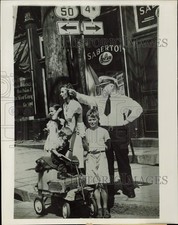 1949 Press Photo Ida Arnn & Her 3 Children, Walking from Cincinnati to Flagstaff picture