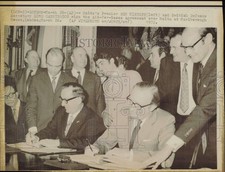 1972 Press Photo Dom Mintoff, Lord Carrington sign Aid-for-Bases Agreement, Eng. picture