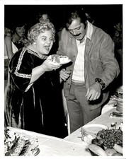 LAE7 Original Photo SINGER ROBERT GOULET @ PARTY EATING CAKE CELEBRITY CANDID picture