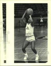 1985 Press Photo UNO basketball forward Carmen Reed shoots free throw picture