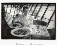 1991 Press Photo Chef James Poitrast of Reflections at Bayside shows dishes picture