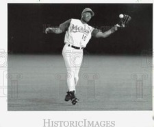 1994 Press Photo Florida Marlins Baseball Player Gary Sheffield Fields Ball picture