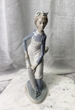Rare Uncatalogued Vintage Lladró Porcelain Figurine Maid, Large picture