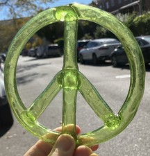 VINTAGE MID CENTURY MODERN 6” GREEN LUCITE ACRYLIC PEACE SIGN MOD WALL DECOR picture