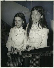 1971 Press Photo Twin Graduates Janet and Lynn Cameron, Degrees in French picture