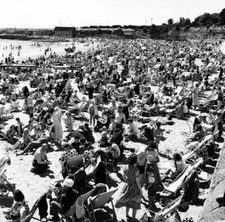 Holiday Crowds At Barry Island Vale Of Glamorgan South Wales 1952 OLD PHOTO 1 picture