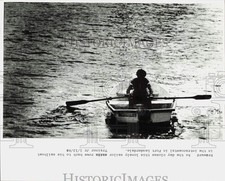 1988 Press Photo A lonely sailor rows back to his sailboat in Fort Lauderdale picture