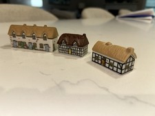 Set Of 3 Wade Whimsey-On-Why Sandstone Figurines Homes With Thatched Roofs Nice picture